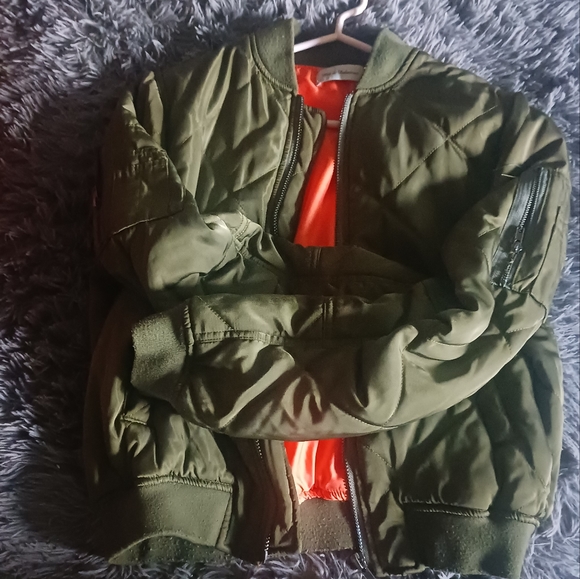Woman's quilted cropped olive green flight jacket - Picture 4 of 5